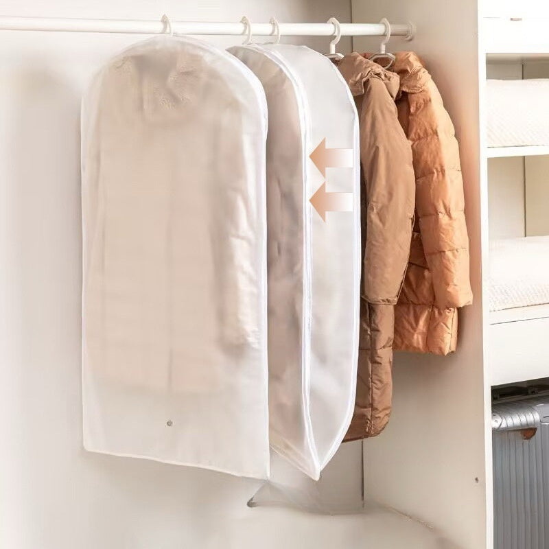 Utrymmesbesparande hängande klädpåse med självkomprimerande dragkedja