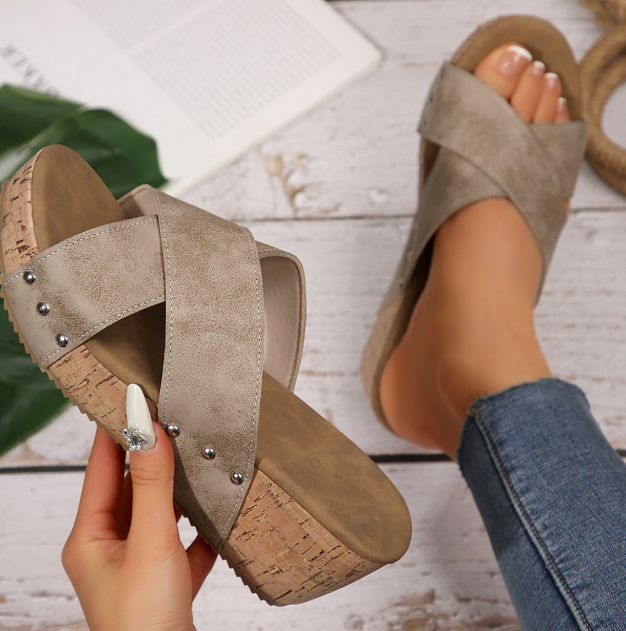 Moderiktiga Sandaler för Dam med Korsrem och Tjock Kilklack