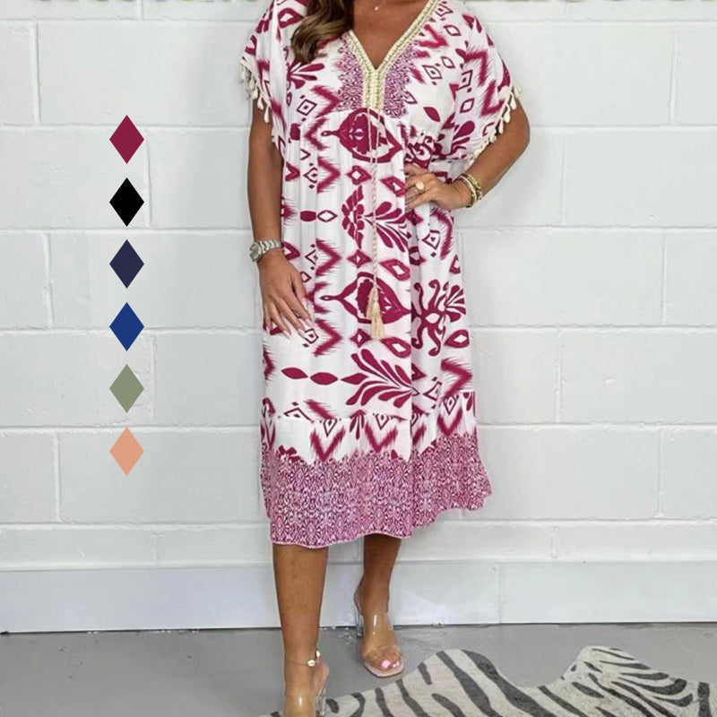 Mönstrad vardagsklänning med V-ringning och fransar på de korta ärmarna