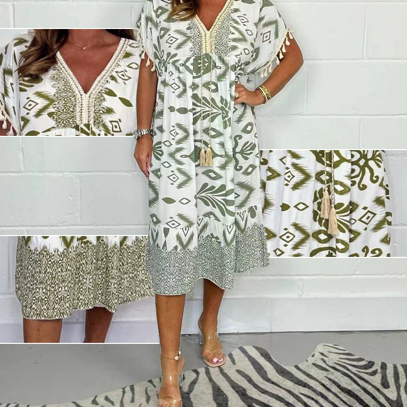 Mönstrad vardagsklänning med V-ringning och fransar på de korta ärmarna