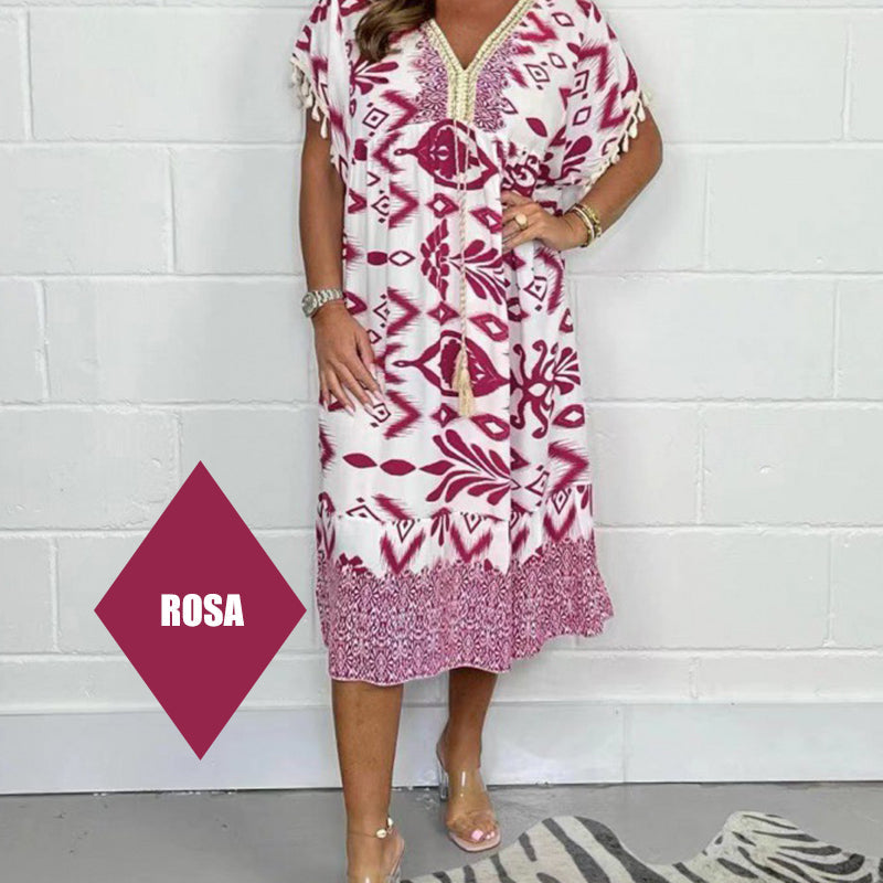 Mönstrad vardagsklänning med V-ringning och fransar på de korta ärmarna