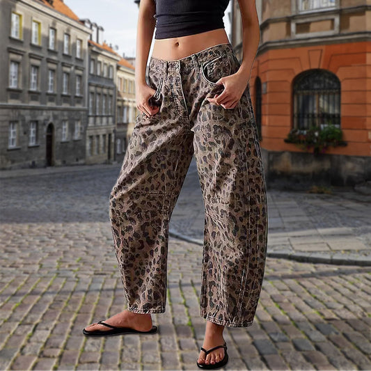 Avslappnade, lösa byxor med leopardmönster och fickor