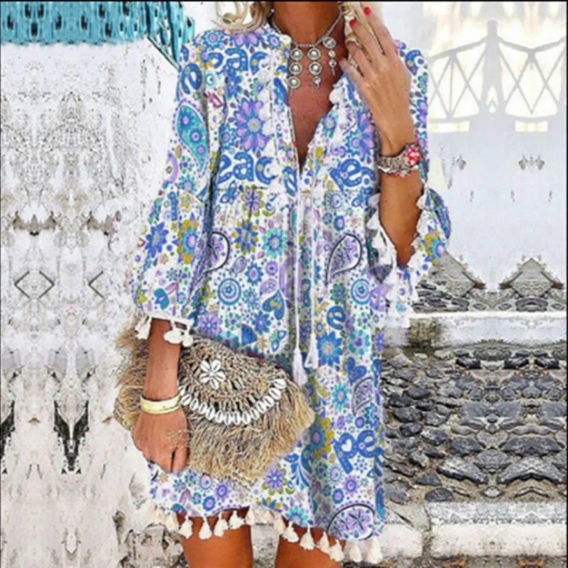 V-ringad klänning med tryckta fransar och 3/4 ärmar