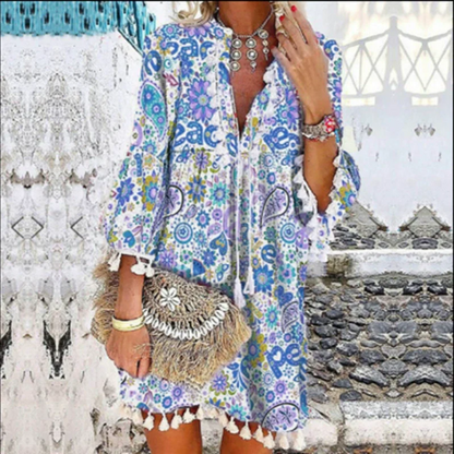 V-ringad klänning med tryckta fransar och 3/4 ärmar