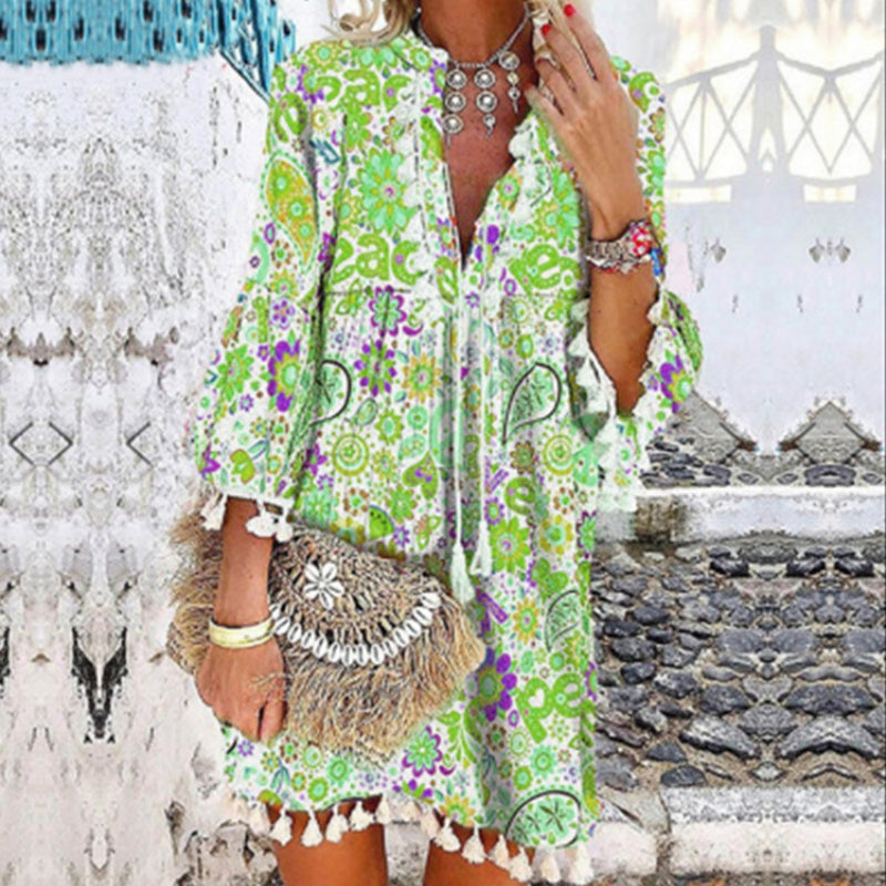 V-ringad klänning med tryckta fransar och 3/4 ärmar