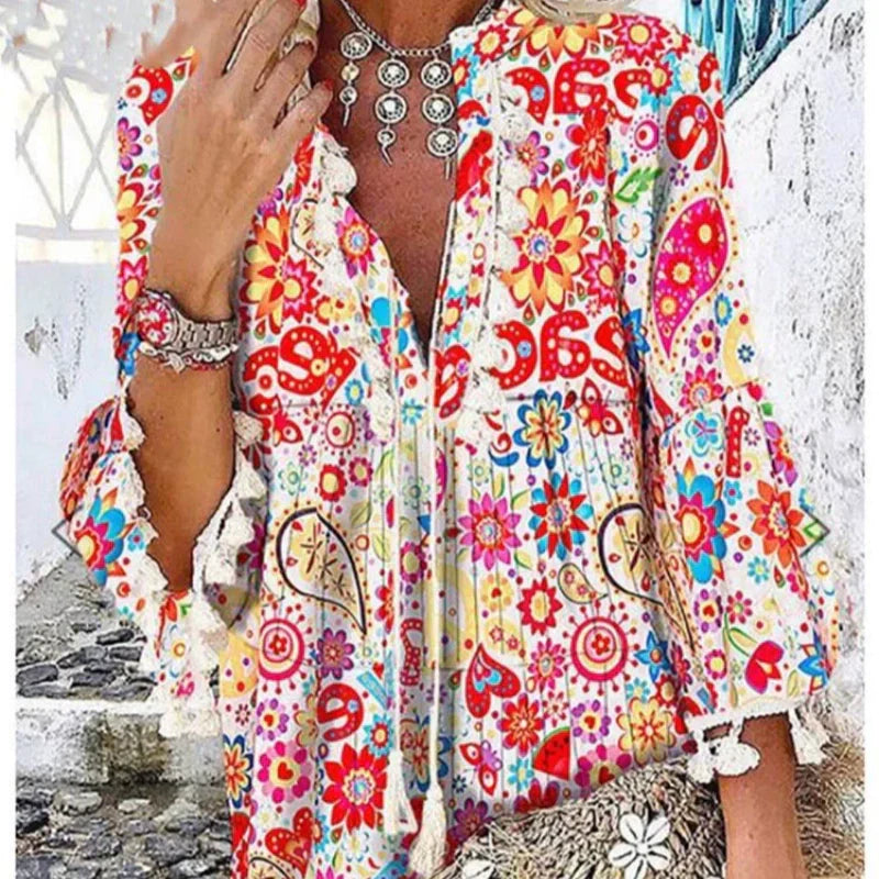 V-ringad klänning med tryckta fransar och 3/4 ärmar