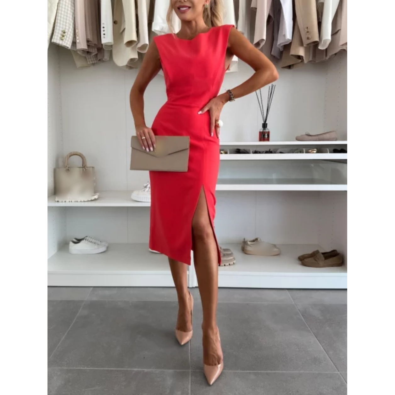 Elegant klänning med rund hals och sidoslit✨