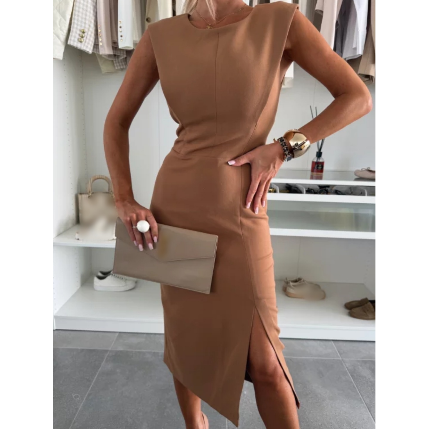 Elegant klänning med rund hals och sidoslit✨