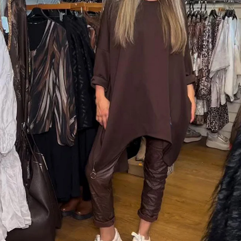 Oregelbunden lös överdel och enfärgade byxor, tvådelat set