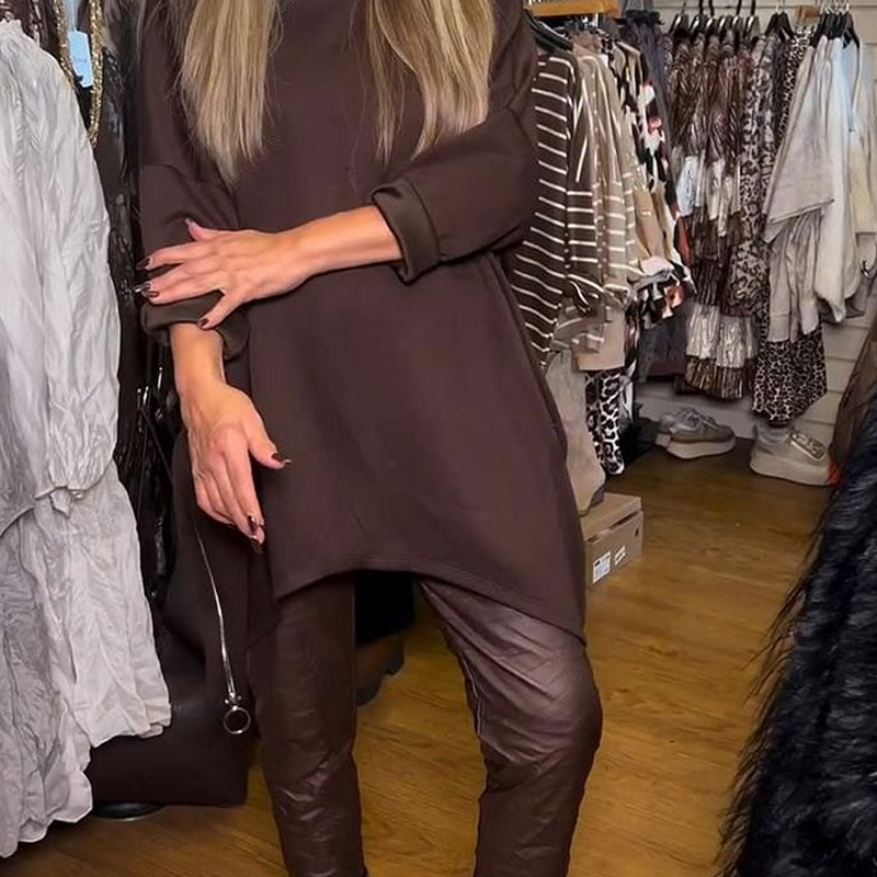 Oregelbunden lös överdel och enfärgade byxor, tvådelat set