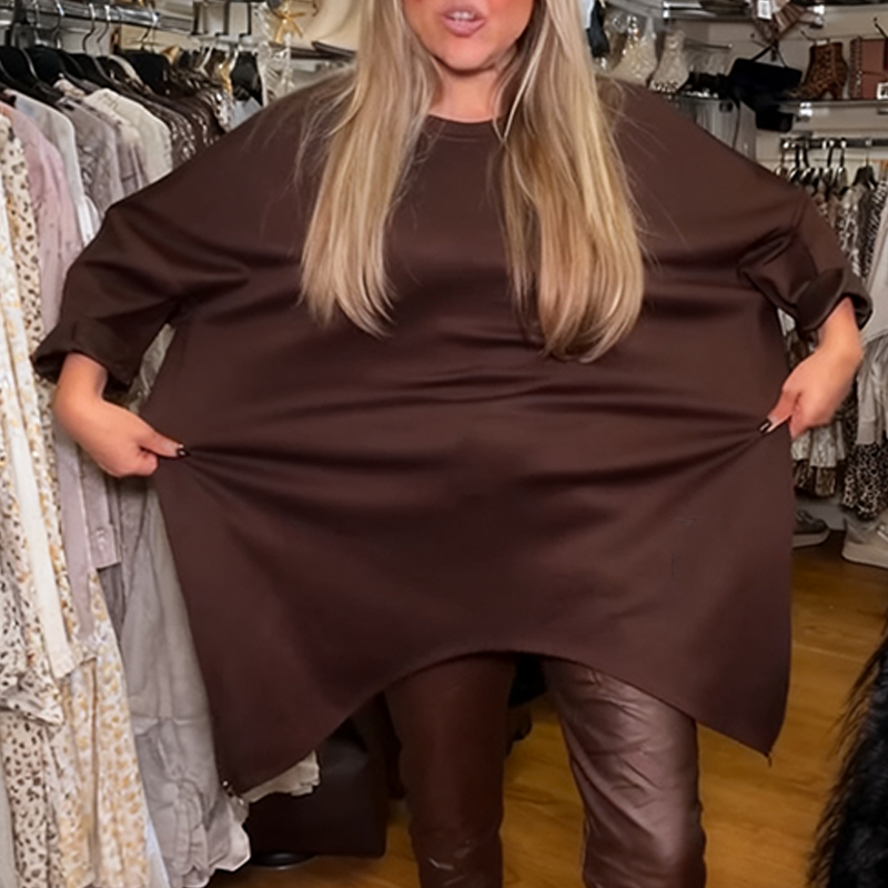 Oregelbunden lös överdel och enfärgade byxor, tvådelat set