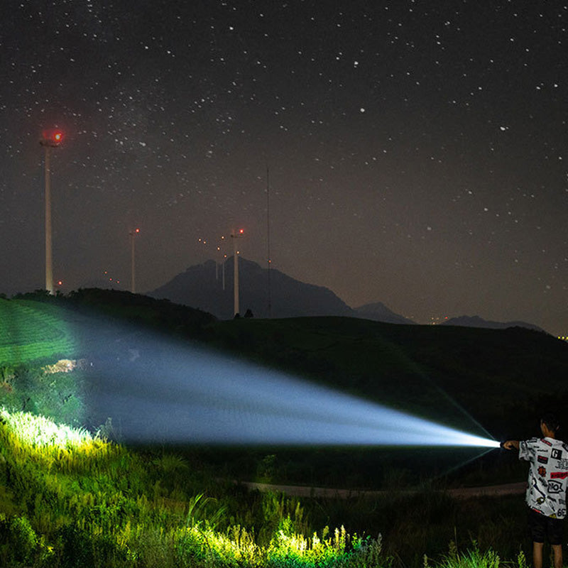 🔦 KÖP 2, FÅ 1 GRATIS! ✨ Bärbar LED Ficklampa – Justerbar Fokus, Vattentät & Perfekt för Utomhusnödläge ⚡📦