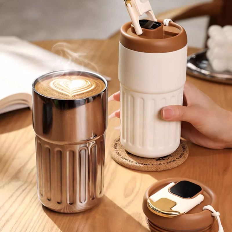 Tazza di caffè Thermos con display della temperatura.