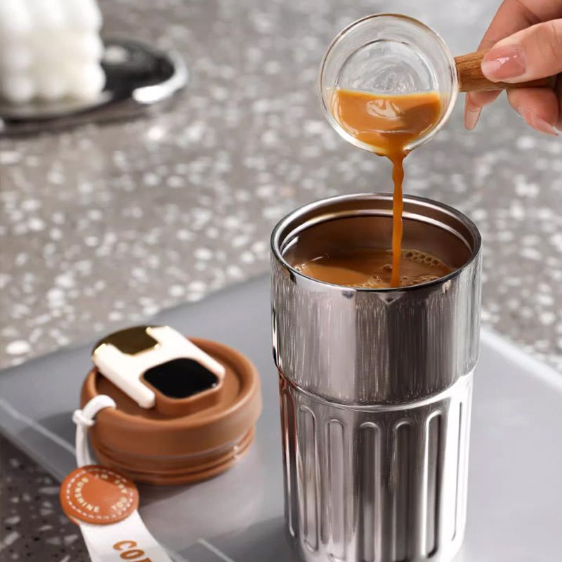 Tazza di caffè Thermos con display della temperatura.