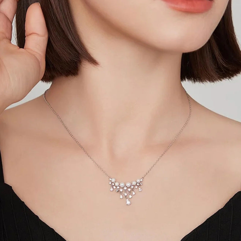 Halsband med gnistrande pärlor och droppformade zirkoner